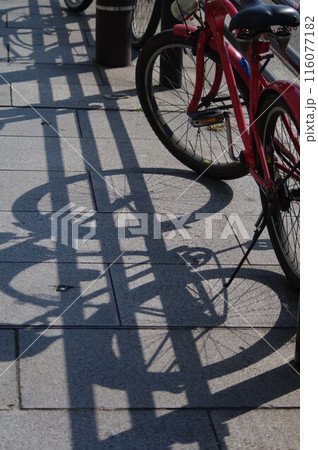路肩の手すりと違法駐輪自転車の夕刻の影とのコラボ 116077182