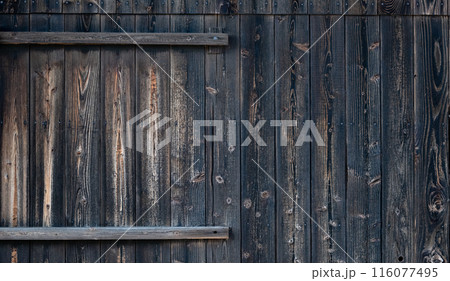 古びた黒い木の壁 116077495