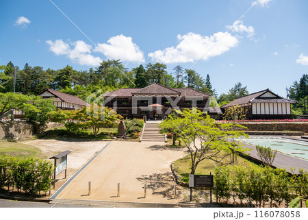 吹屋ふるさと村　青空と美しい重伝建の町並みと吹屋小学校 116078058