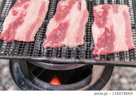 【オートキャンプ場でソロキャンプ　網でカルビを焼く】 116078669