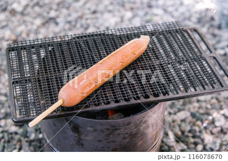 【オートキャンプ場でソロキャンプ　網でフランクを焼く】　 116078670
