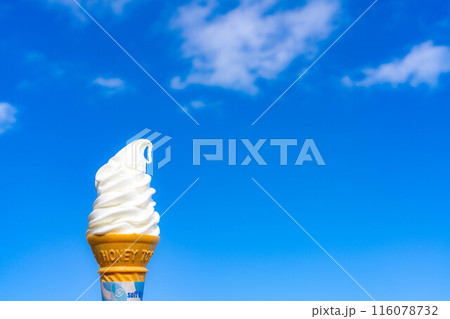 【食べ物素材】高原の濃厚ソフトクリームと青空【長野県】 116078732
