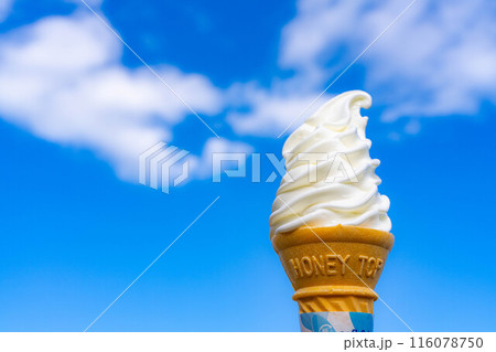 【食べ物素材】高原の濃厚ソフトクリームと青空【長野県】 116078750