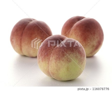 夏の果物 桃 ( 白背景 白バック ) 夏の果物 桃 ( 白背景 白バック ) 116078776