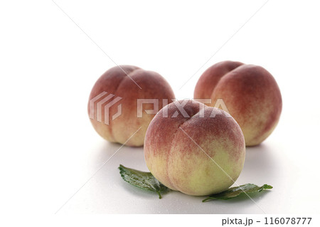 夏の果物 桃 ( 白背景 白バック ) 夏の果物 桃 ( 白背景 白バック ) 116078777