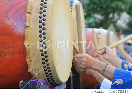 祭りの太鼓　太鼓叩き 116078815