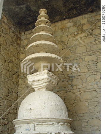 パキスタン北部の古代都市タキシラ遺跡に残るモーラモーラドゥ僧院跡にある小堂内の奉献仏塔(2007年) パキスタン北部の古代都市タキシラ遺跡に残るモーラモーラドゥ僧院跡にある小堂内の奉献仏塔(2007年) 116079290