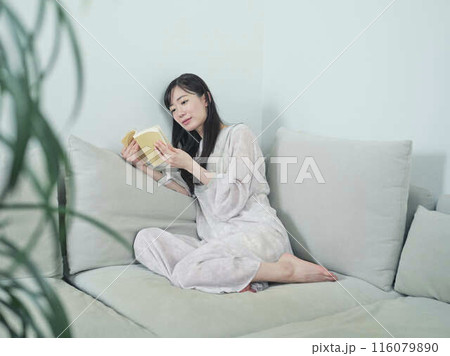 読書する女性 116079890