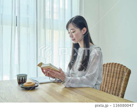 読書する女性 読書する女性 116080047