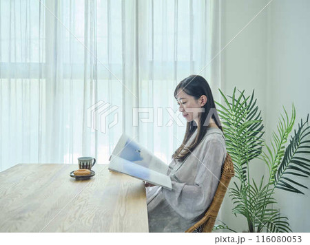 読書する女性 読書する女性 116080053