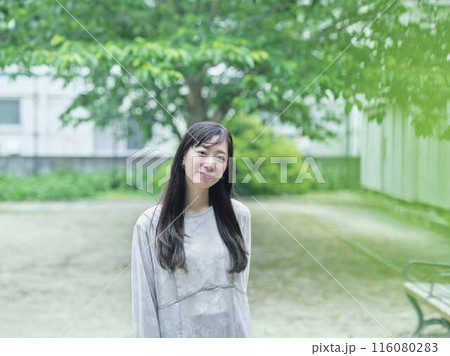 公園を散歩する女性 116080283