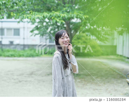 公園を散歩する女性 公園を散歩する女性 116080284