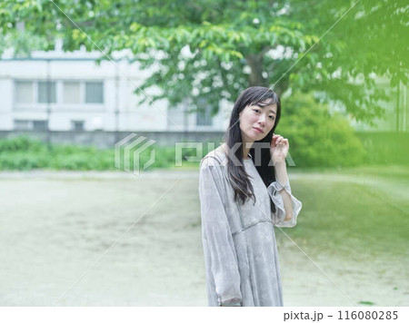 公園を散歩する女性 116080285