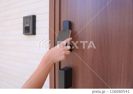 スマホでロック解除する子供 116080541