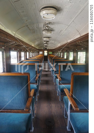岡山県美咲町で廃線となった片上鉄道吉ヶ原駅に保存されている三等客車 ホハフ：車内 116080705