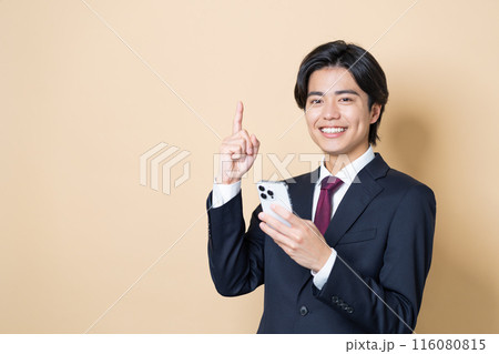 スマホを使う若いビジネスマン 116080815