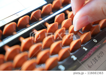 そろばんを弾く手元 116081363