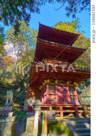 秋の群馬県高崎市 榛名神社の参道から三重塔(神宝殿)を見る 秋の群馬県高崎市 榛名神社の参道から三重塔(神宝殿)を見る 116082593