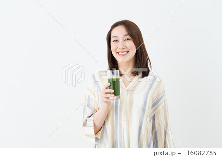 青汁を飲むミドルの女性 青汁を飲むミドルの女性 116082785