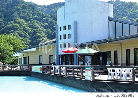 神奈川県立あいかわ公園のジャブジャブ池とパークセンター前休憩スペース 116082995
