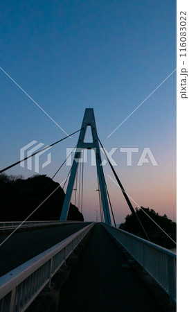 夕焼け橋のある風景 116083022