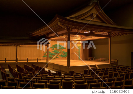 日本の伝統芸能、「能」の舞台 116083402