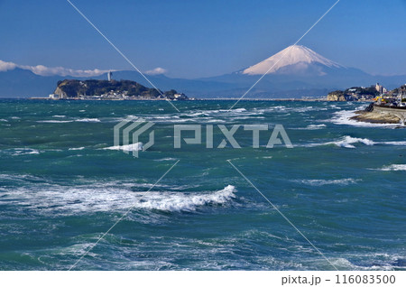 稲村ヶ崎から望む冬の湘南海岸と富士 116083500