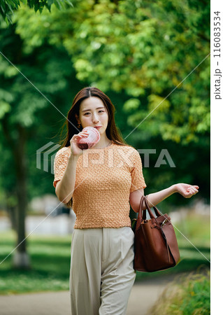 通勤する若い女性 116083534