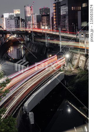 聖橋から撮影した電車の光跡 116083874