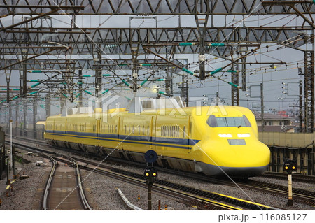 新富士駅を通過するドクターイエロー 116085127