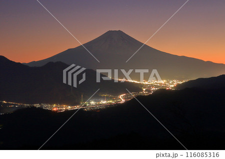 高川山から見る夜の富士山と麓の夜景 116085316