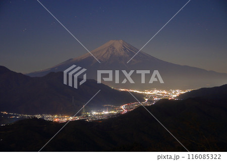 高川山から見る夜の富士山と麓の夜景 116085322