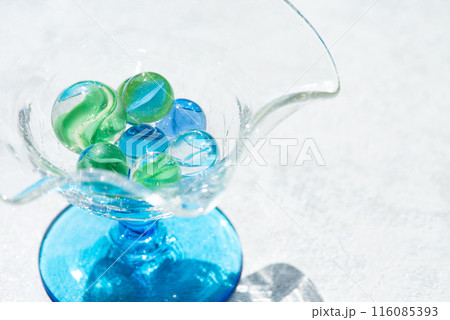 涼しげなガラスの器とビー玉 116085393
