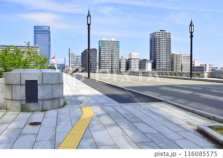 新潟県新潟市萬代橋橋上の風景(2022年夏) 新潟県新潟市萬代橋橋上の風景(2022年夏) 116085575