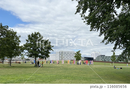 ドイツの首都ベルリンにあるシュプレーボーゲン公園。遊歩道の辺りに様々な色のベルリンのクマがたっている 116085656