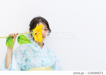 向日葵を持つ浴衣姿の若い女性　白バック 116086671