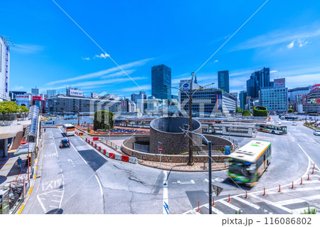 日本の東京都市景観 新宿駅西口再開発。小田急百貨店の解体が進む…=令和6年6月12日 日本の東京都市景観 新宿駅西口再開発。小田急百貨店の解体が進む…=令和6年6月12日 116086802