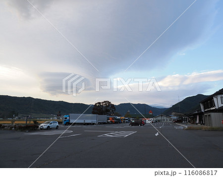 早朝の空に現れたレンズ雲　道の駅マルメロの駅ながと　長野県小県郡長和町古町 116086817