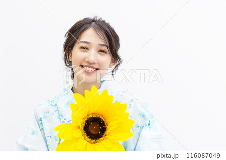 ヒマワリを持つ浴衣姿の若い女性　白バック 116087049