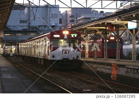 姫路駅高架化前の播但線103系：銀の馬車道ラッピング車両 116087295