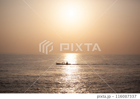 海に沈む夕日と漁船 海に沈む夕日と漁船 116087337