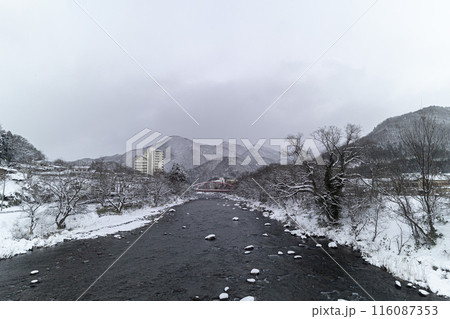 雪が降る日の利根川と山 116087353