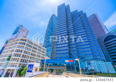 日本の東京都市景観　解体工事が進み東口側が、新宿エルタワーのガラス窓に映る…＝令和6年6月12日 116087433