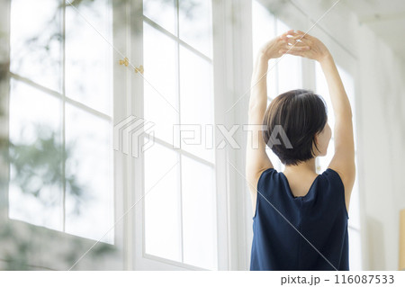 ボディケアするミドル女性 ボディケアするミドル女性 116087533