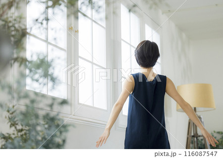 ボディケアするミドル女性 ボディケアするミドル女性 116087547