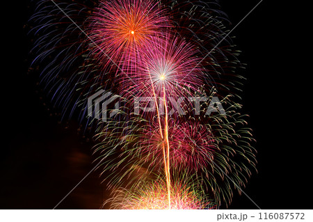夜空を彩る　きれいな打ち上げ花火 116087572