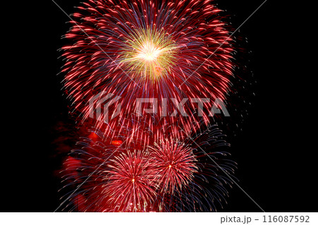 夜空を彩る きれいな打ち上げ花火 夜空を彩る きれいな打ち上げ花火 116087592