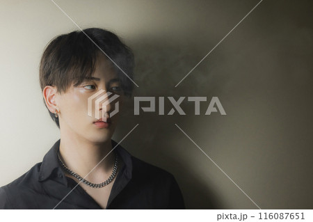 黒いシャツの男性　 116087651