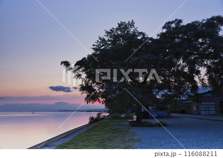 夜明けの琵琶湖畔とあのベンチ　横構図21 116088211