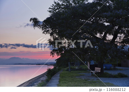 夜明けの琵琶湖畔とあのベンチ　横構図22 116088212